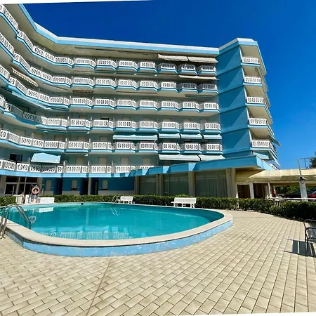 Adorable Modern With Shared Pool *